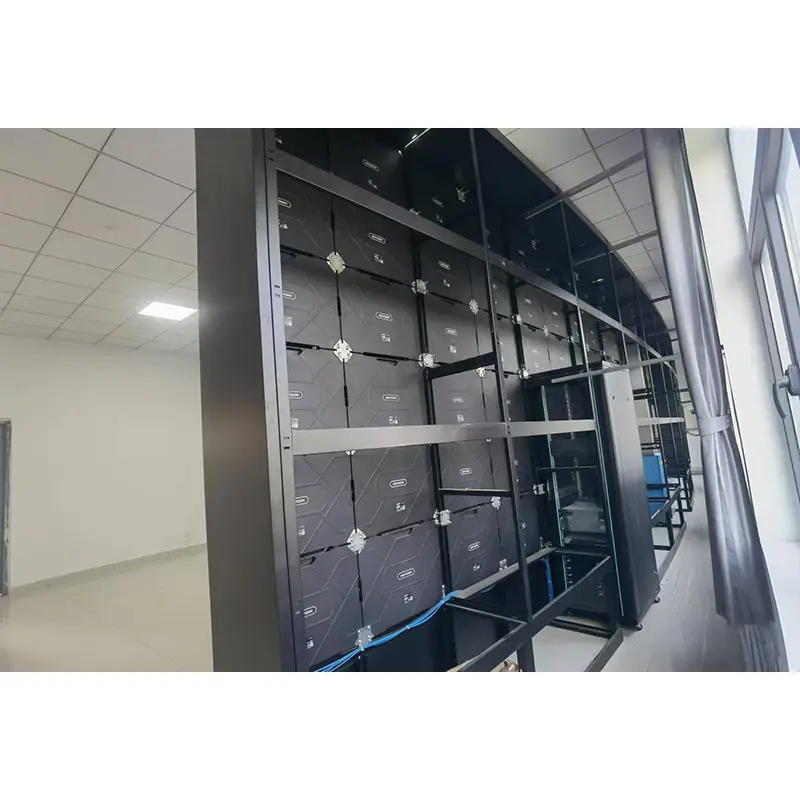 Мобільна шафа з вигнутим світлодіодним екраном